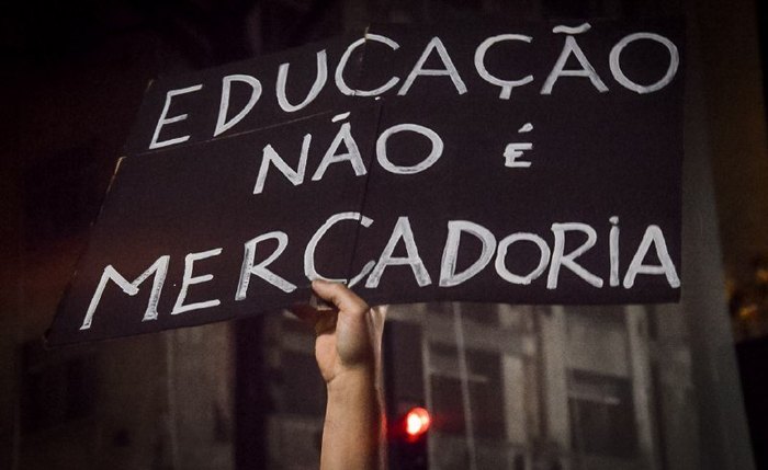 Em nota, entidade afirma que a educação pública não pode ser moeda de troca