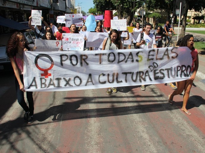 Arapiraquenses realizam ato contra a Cultura do Estupro