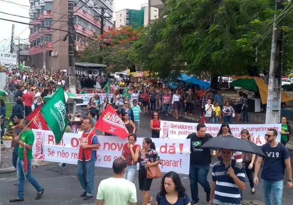 Milhares de servidores participam de manifestação no primeiro dia de paralisação