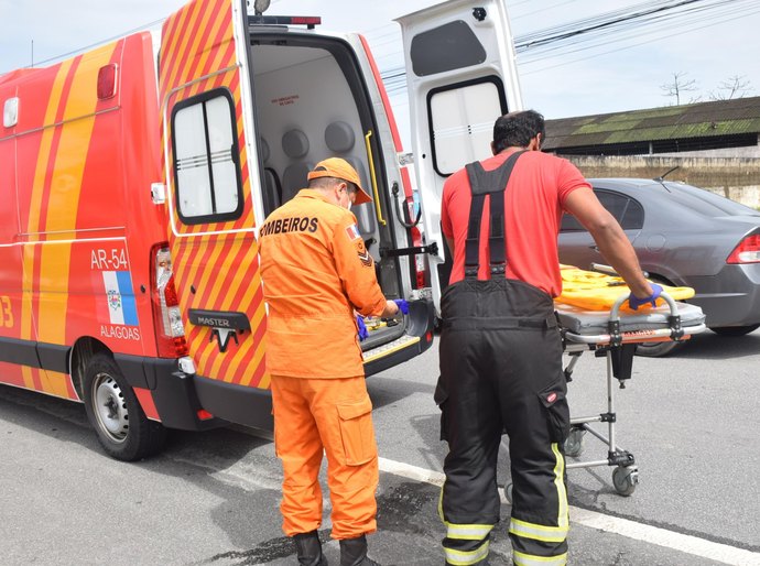 Corpo de Bombeiros socorre vítimas de acidentes com motocicletas em Maceió e Delmiro Gouveia