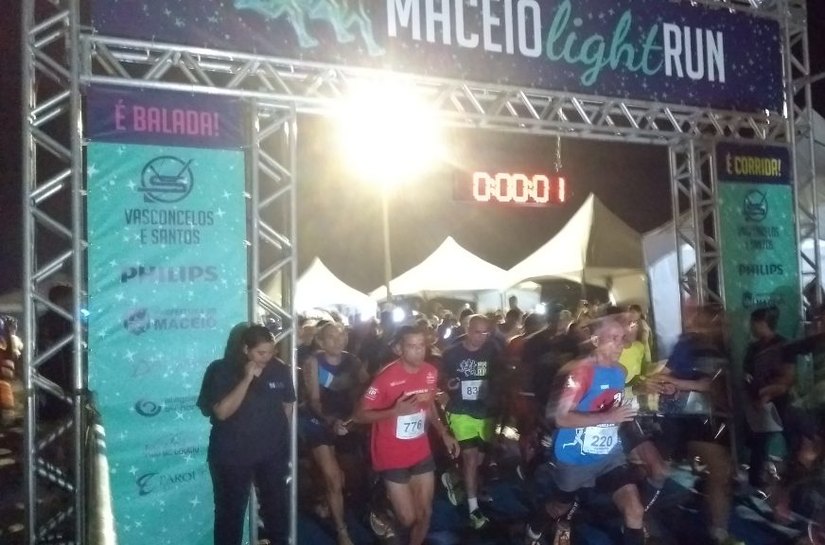 Maceió Light Run: corredores iluminam a orla de Jacarecica na noite de sexta