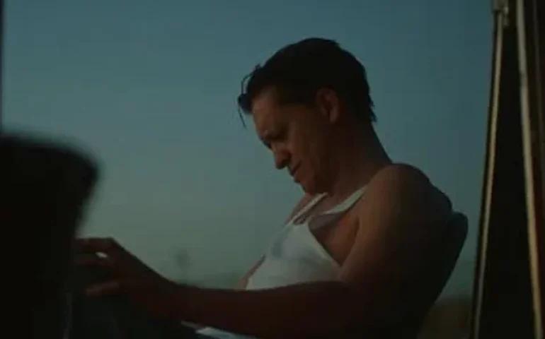 Adolpho Veloso exibe certificado de indicação ao Oscar entregue pela Academia