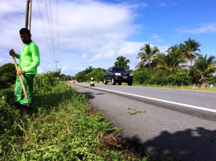 Seinfra de Piaçabuçu realiza limpeza na Rodovia Dalmo Moreira Santana