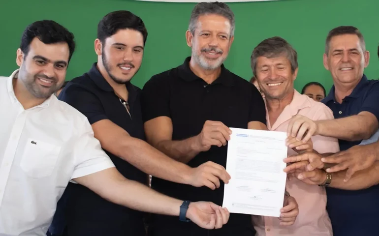 Arthur Lira garante recursos e assina com Geo Cruz ordem de serviço para pavimentação em Ibateguara