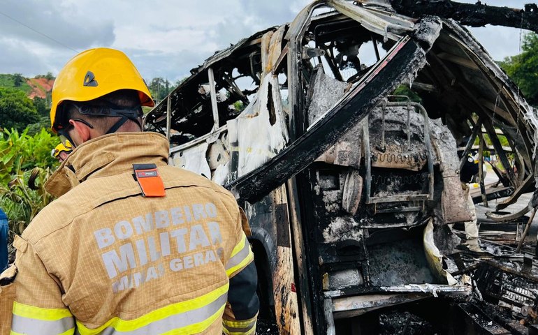 Motorista de carreta suspeita de causar acidente em MG fugiu para o ES, diz polícia local