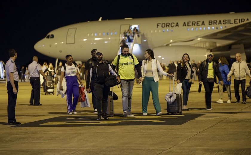 Confira as imagens dos primeiros brasileiros repatriados de Tel Aviv