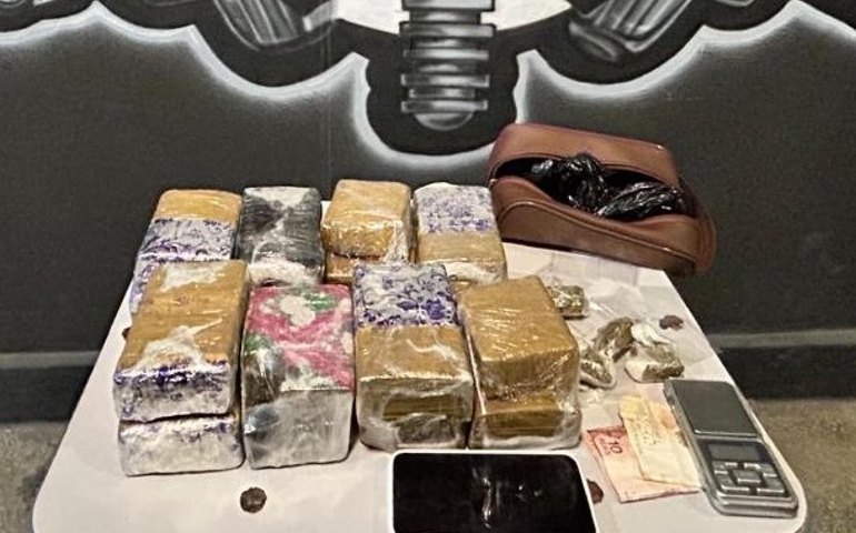 PM apreende arma de fogo, 5kg de drogas e prende dupla suspeita de homicídio no interior