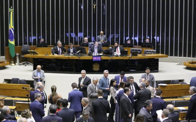 Com ministérios no governo, PP e União Brasil agem contra pacote
