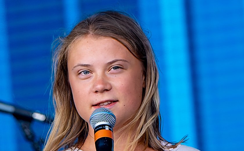 Homem invade palco de comício e arranca microfone de Greta Thunberg por fala pró-palestinos; vídeo