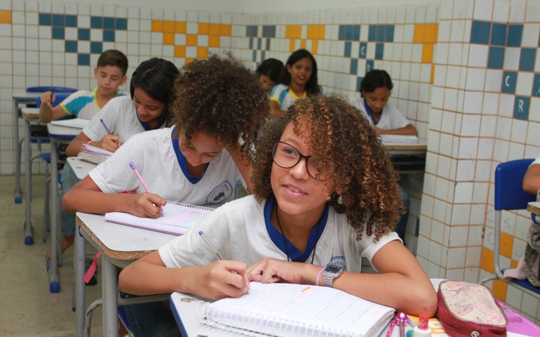 Após superar metas do MEC, Educação consolida ava nços no ensino da capital e interior