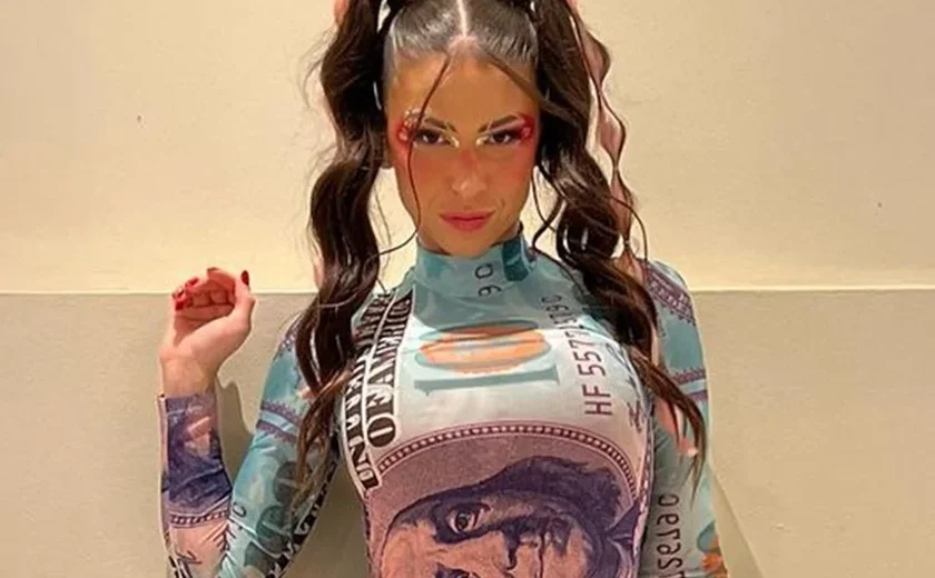 MC Pipokinha desobedece piloto e mostra o bumbum em cabine de avião