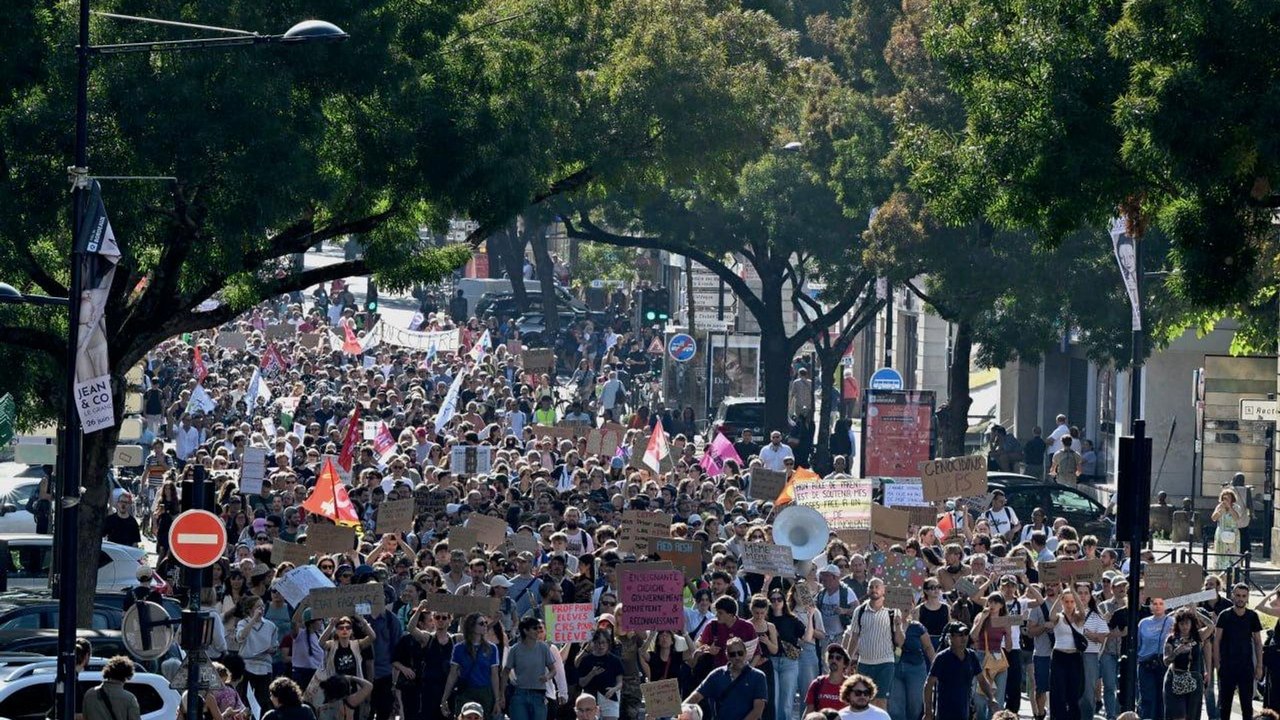 Estudantes e sindicatos franceses protestam por mais recursos nas escolas