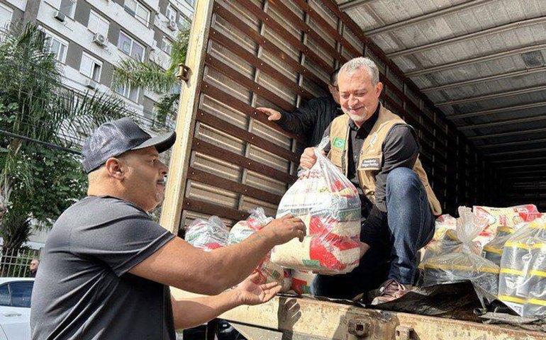 Conab distribui 68 toneladas de alimentos para vítimas das enchentes no Rio Grande do Sul