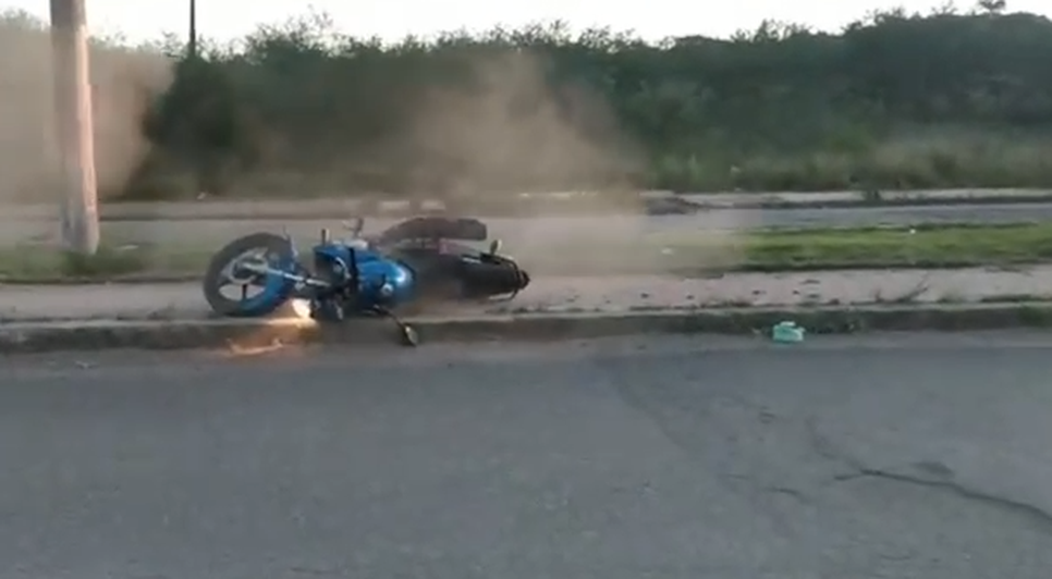 Homem flagra acidente após motociclista passar por buraco na Grande Aracaju; VÍDEO