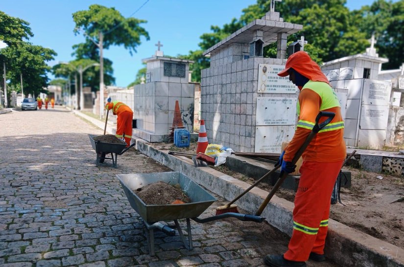 Cemitérios públicos de Maceió recebem mutirão de limpeza para manutenção dos espaços