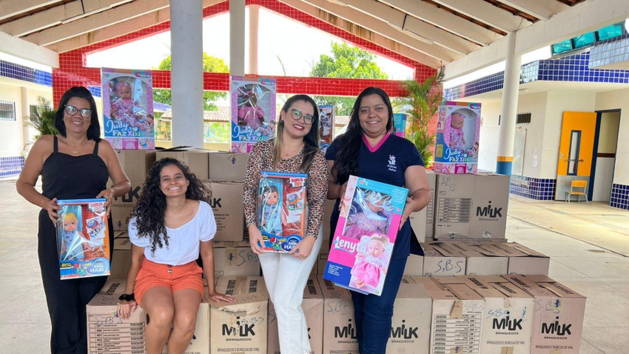 Educadoras destacam importância da entrega de bonecas a escolas e creches