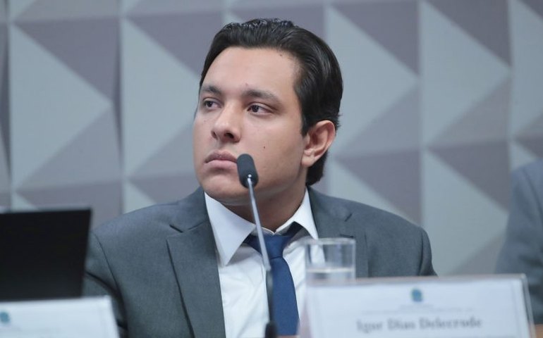 Programador acusado de facilitar descontos ilegais fica calado na CPMI do INSS