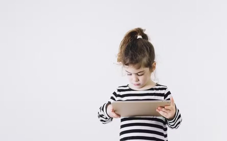 Pesquisadores suecos recomendam afastar crianças menores de dois anos das telas