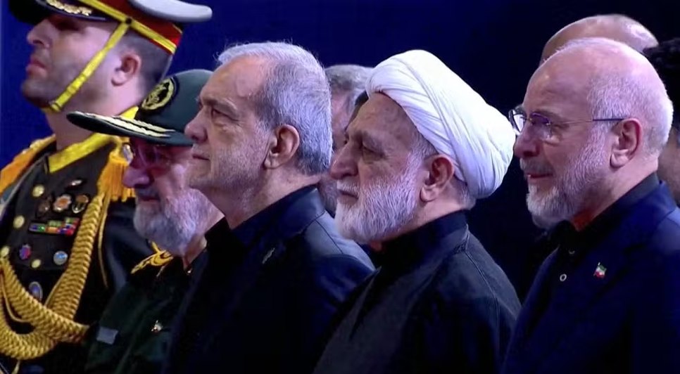 Da esquerda para a direita:  Comandante Mohsen Rezaei (conselheiro),Masoud Pezeshkian (presidente), Gholamhossein Mohseni Ejei (chefe do judiciário) e Mohammad Ghalibaf (presidente do Parlamento) / Foto: Reprodução