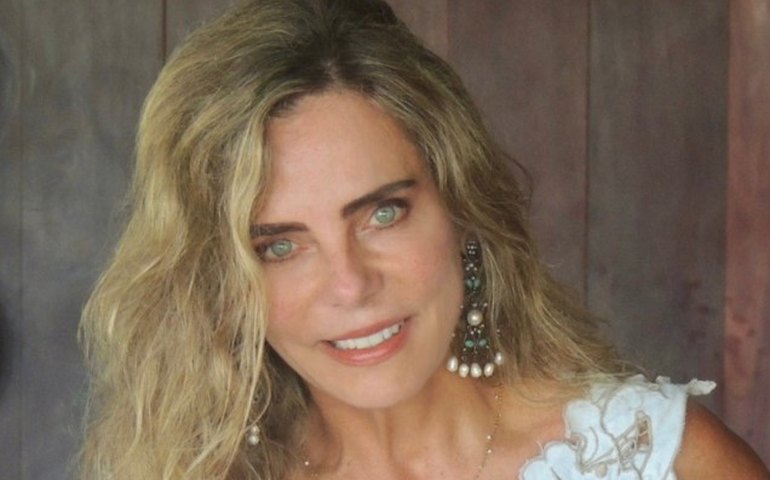 Longe da TV, Bruna Lombardi dá dicas financeiras para livrar de estresse: 'Estar endividado é o que mais mina a saúde'