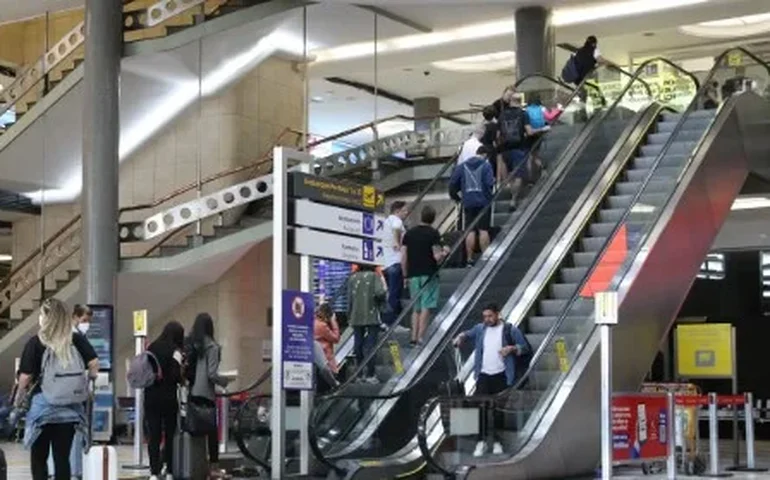 Aeroporto de Congonhas fecha após cachorro invadir pista