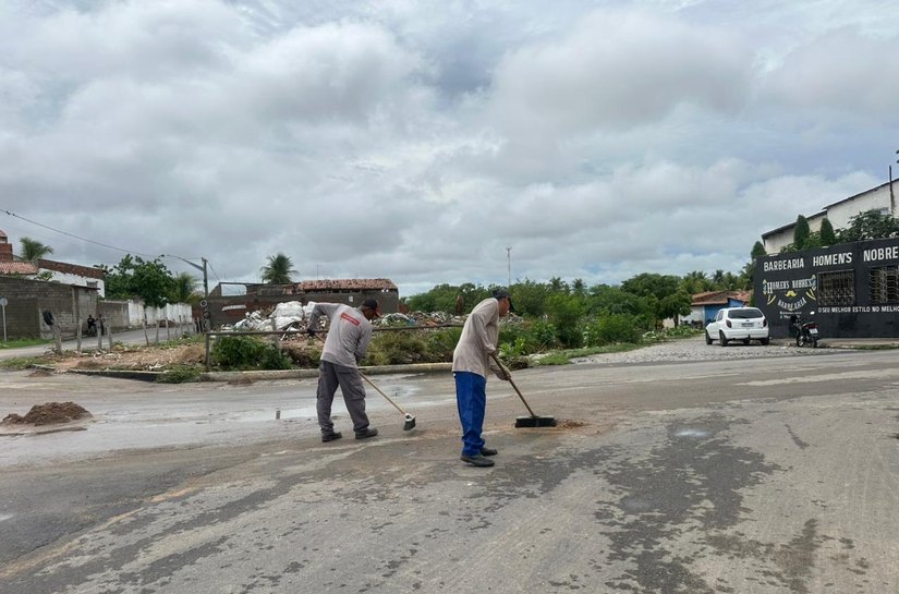 Secretaria de Infraestrutura de Delmiro atua em regime de plantão para reparar danos causados pelas fortes chuvas