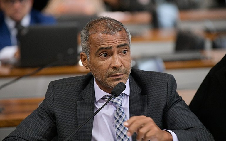Romário vaiado, revolta dos 'sem pulseira' e discursos vetados pelo calor: bastidores do ato bolsonarista em Copacabana