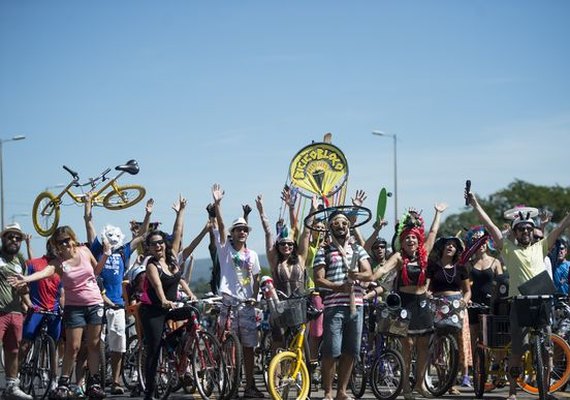 Bicicletas e muita criatividade animam o carnaval em Brasília