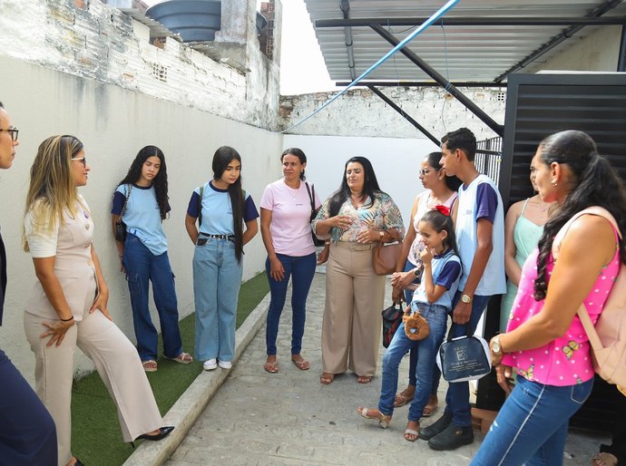 Casa da Mulher Alagoana recebe visita de estudantes de Palmeira dos Índios