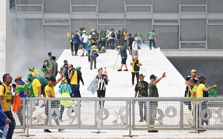 Terroristas são rendidos e presos dentro do Palácio do Planalto após destruição