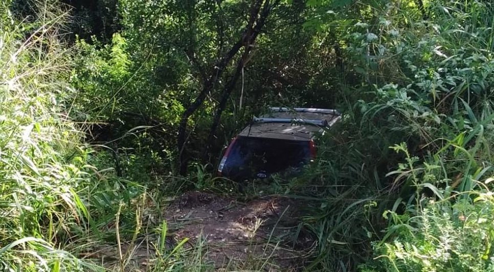 Motorista fica ferido após desviar de crateras e cair de ribanceira em Neópolis