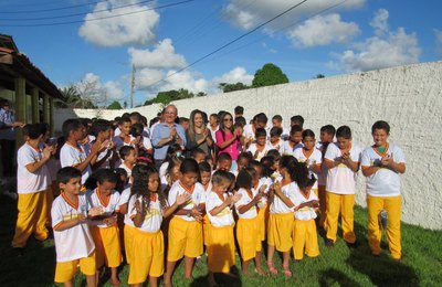 Semed de Penedo entrega fardamentos aos alunos na escola Paulo XI na Cooperativa II 