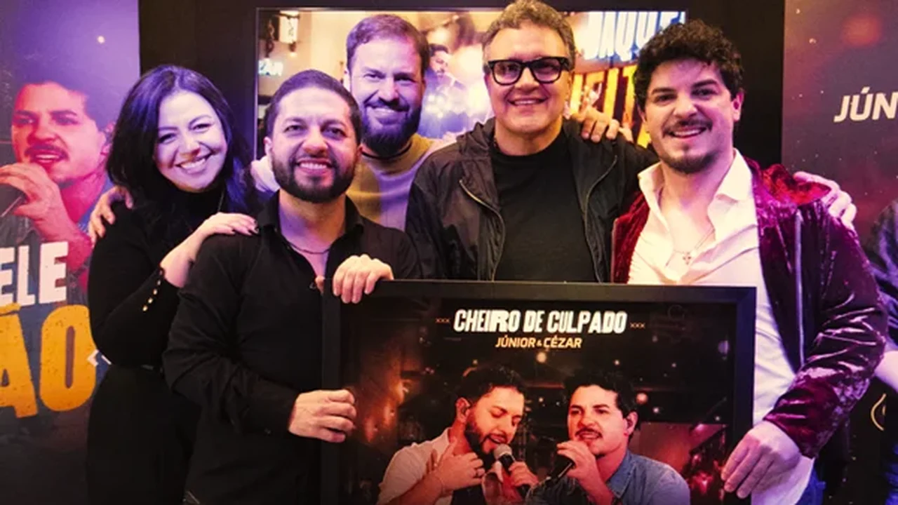 Júnior e Cézar recebem Disco de Diamante pelo sucesso de “Cheiro de Culpado”