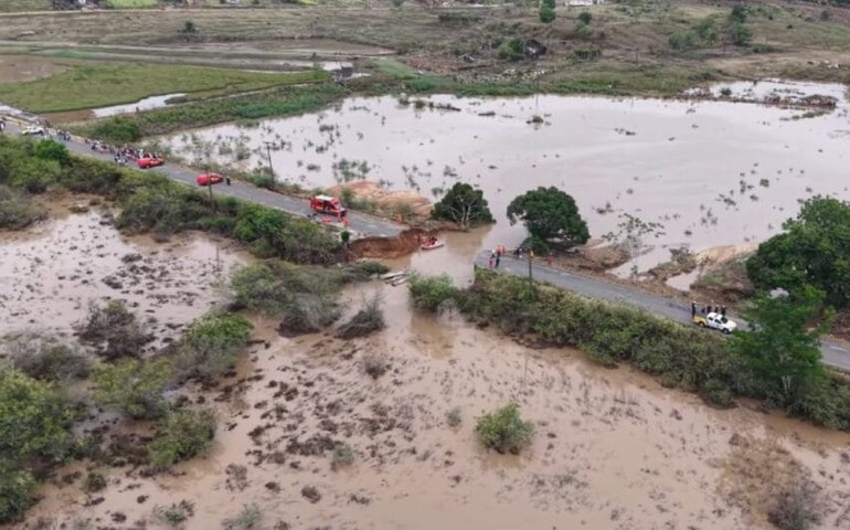 Duas pessoas morrem após parte de rodovia ceder no interior de Sergipe
