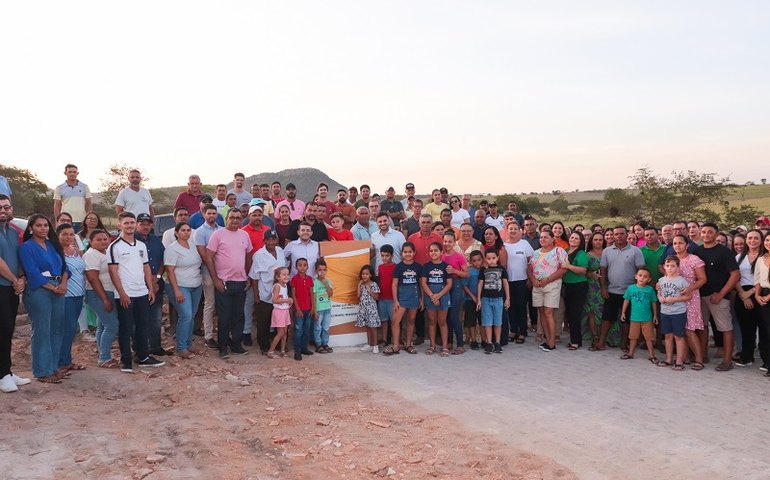 Moradores do povoado Riacho da Jacobina, em Belo Monte, são beneficiados com quadra de esportes e passagem molhada