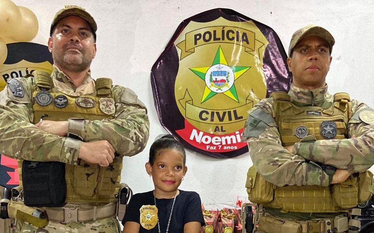 Policiais civis participam de aniversário de menina que sonha em ser delegada