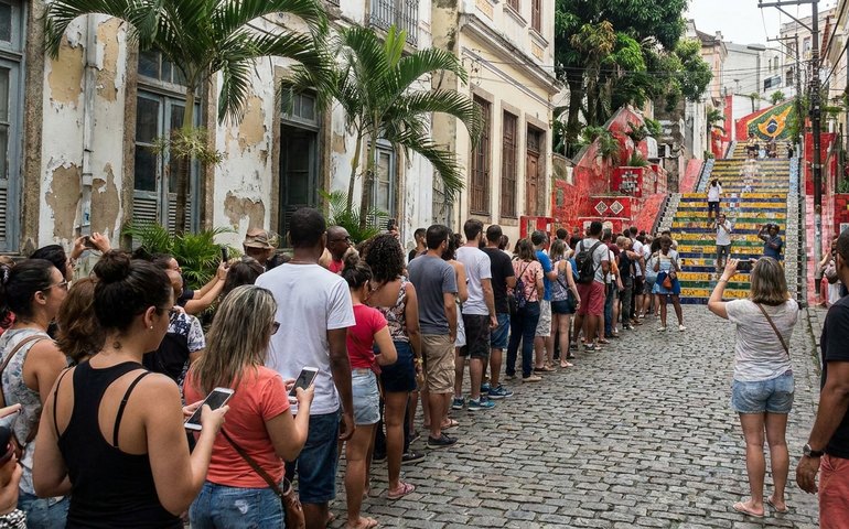 Escada 'instagramável' no Centro do Rio vira febre e tem fila para fotos