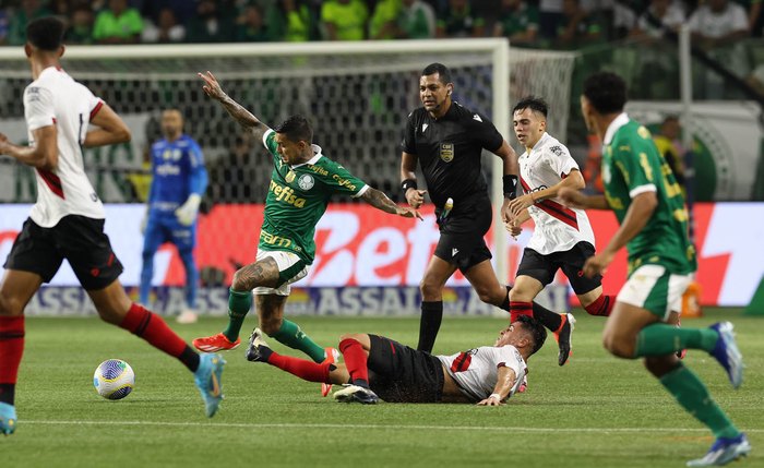 O jogador Dudu, da SE Palmeiras, disputa bola com o jogador do Atlético C Goianiense