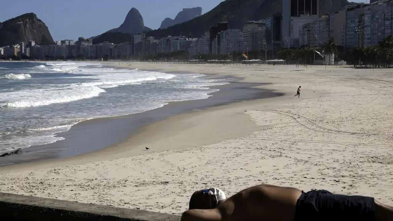 Surfista portuguesa é chantageada após receber fotos produzidas por IA em que aparece nua: 'Inferno emocional'
