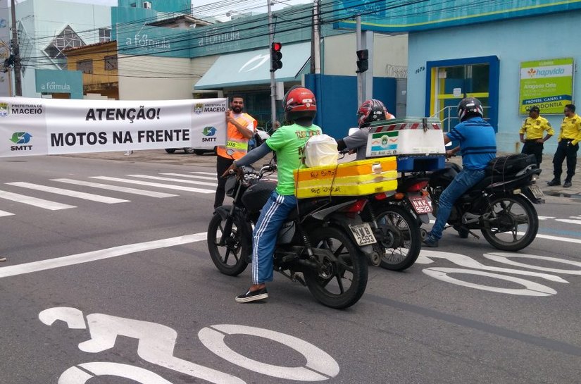 Motociclistas recebem orientação da SMTT sobre uso da faixa de parada