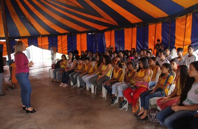 Alunos do município plantam mudas de árvores no Bosque das Arapiracas