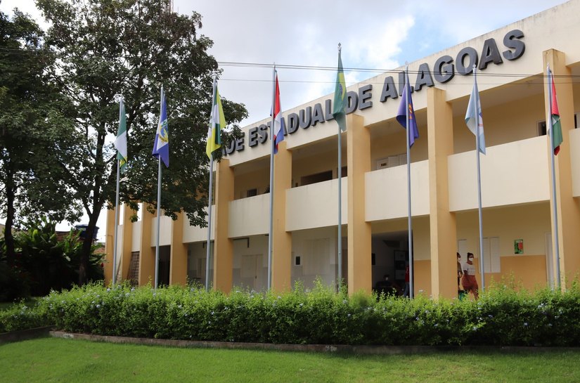Uneal lança edital com 127 vagas para professores; veja como participar