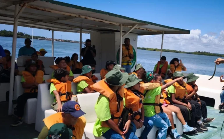 Corações da Paz: crianças do Ronda Mirim vivenciam passeio educativo pela Lagoa Mundaú