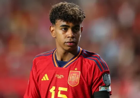 Hansi Flick garante retorno de Lamine Yamal ao Barcelona após contusão no tornozelo