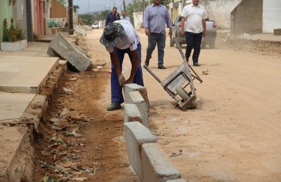 Teófilo visita obras de pavimentação da Rua Alan Kardec, no bairro Santa Esmeralda