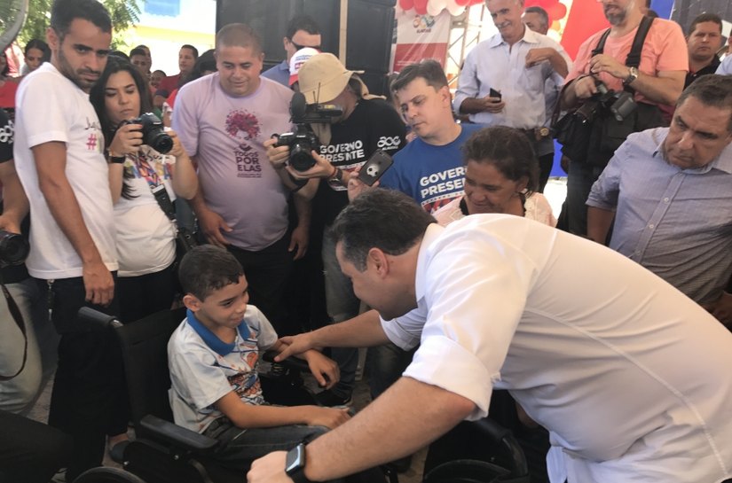 Entrega de cadeiras de rodas beneficia pessoas com deficiência no alto sertão
