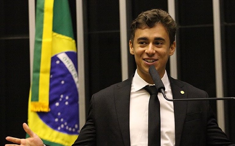 Jandira Feghali e Nikolas Ferreira batem boca em CPMI do 8/1: 'Moleque'