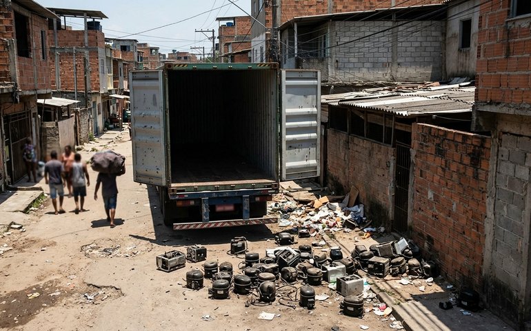 Carreta com motores de geladeira é furtada e esvaziada por criminosos do Complexo da Maré