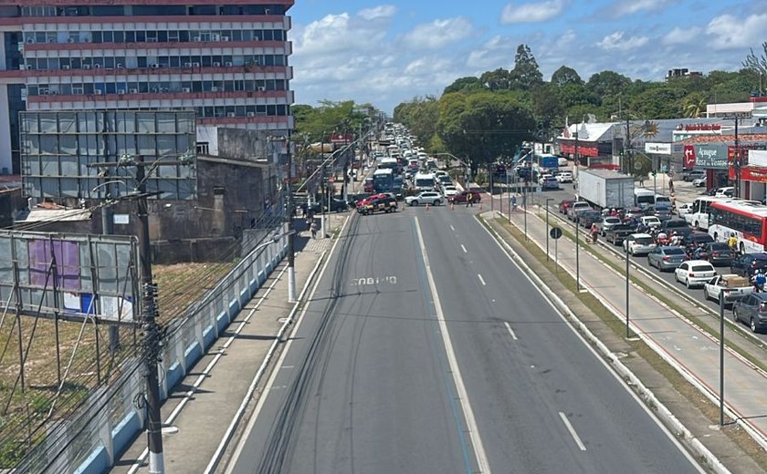 Protestos fecham Fernandes Lima e geram congestionamento nesta terça-feira (19)