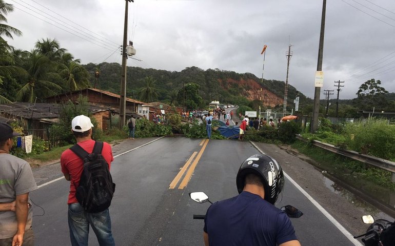 Moradores de Marechal Deodoro interditam BR-424 em protesto